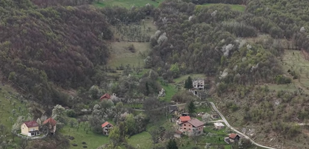 (ВИДЕО) ВРАТЕНА НАДЕЖ – Како еден човек може да го оживее цело село