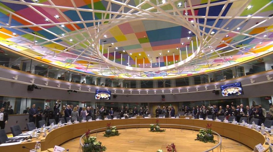 ГОЛЕМ ПРЕСВРТ ВО БРИСЕЛ – Украина добива 90 милијарди, санкциите кон Русија стануваат построги