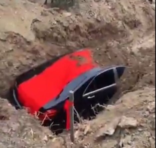 (ВИДЕО) БОГАТСТВО ДО КРАЈ – Богаташ погребан заедно со луксузен Мерцедес