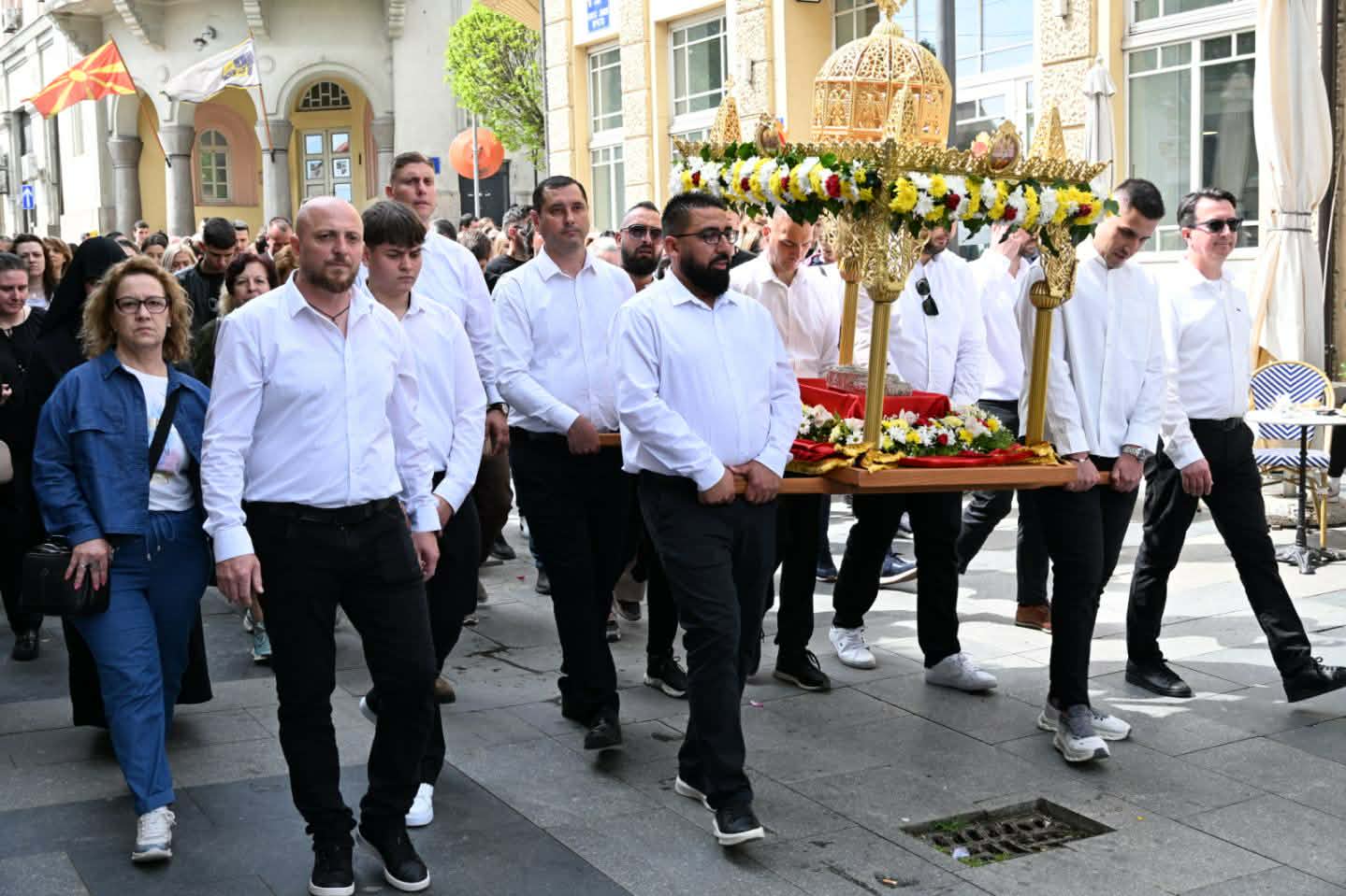 ИКОНА КОЈА ОБЕДИНИ ИЛЈАДНИЦИ – Свечена литија во Струмица