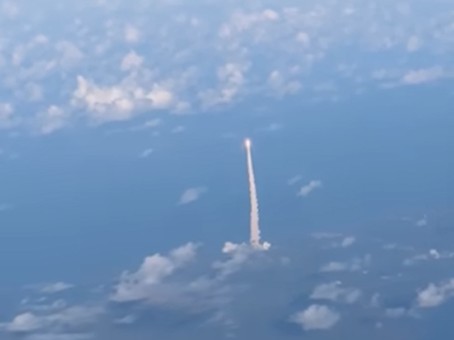 (ВИДЕО) НЕВЕРОЈАТНО СОВПАЃАЊЕ – Патници случајно снимија историско лансирање кон Месечината