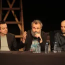 ПРЕТСТАВАТА ЗАПАДЕН ЕКСПРЕС ЈА ТРЕСЕ СЦЕНАТА НА МНТ – Приказна што го разоткрива „лажниот сон“ на Западот