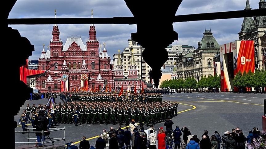 ПУТИН ПОД ПРИТИСОК – Најважната парада за 9 Мај без тенкови