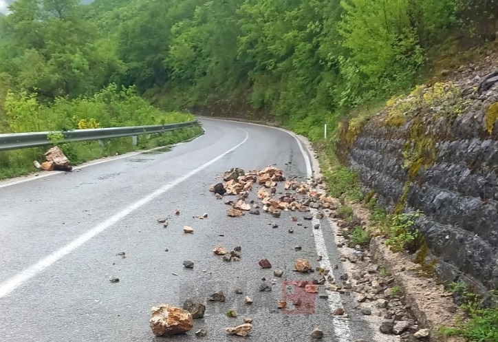 АМСМ СО ВАЖНО ПРЕДУПРЕДУВАЊЕ – Овие патишта се ризични, внимавајте на одрони