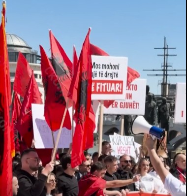 СТУДЕНТИТЕ АЛБАНЦИ СО ПОРАКА – Не го допирајте Законот за јазиците, Мендух Тачи против протестите