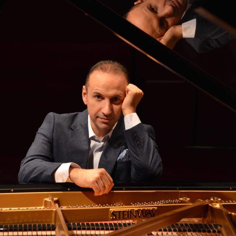 ДВА КОНЦЕРТИ, ЕДНА МАГИЈА – Симон Трпчески подготвува спектакл каков што не сме виделе