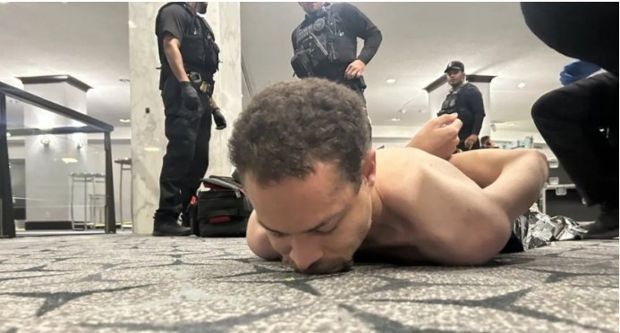 (ВИДЕО) ДРАМА ВО ХОТЕЛ ХИЛТОН – Гостин на гала вечерата на Трамп станал напаѓач, признал сè