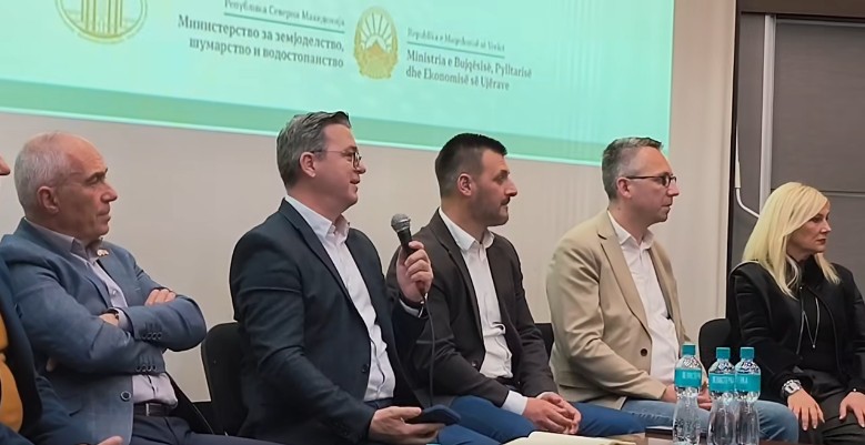 (ВИДЕО) СМЕШКИ, АПЛАУЗ И ЖЕСТОКИ РАСПРАВИИ – Што се случи на земјоделската трибина во Битола