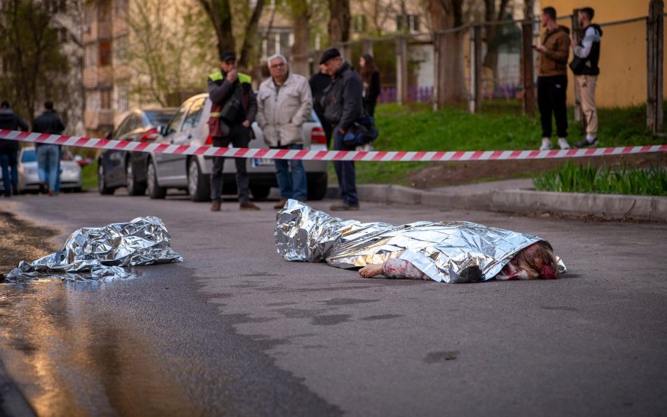 ХАОС ВО КИЕВ – Полицајци избегале среде напад, напаѓач косел има мртви