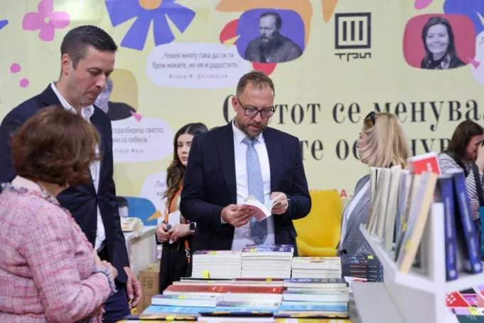 ЉУТКОВ СО СИЛНА ПОРАКА ОД САЕМОТ НА КНИГАТА – Народ што чита не може да биде манипулиран