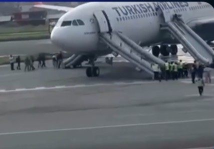 (ВИДЕО) ДРАМА НА АЕРОДРОМОТ ВО КАТМАНДУ – Пожар во авион на „Туркиш ерлајнс“ при слетување