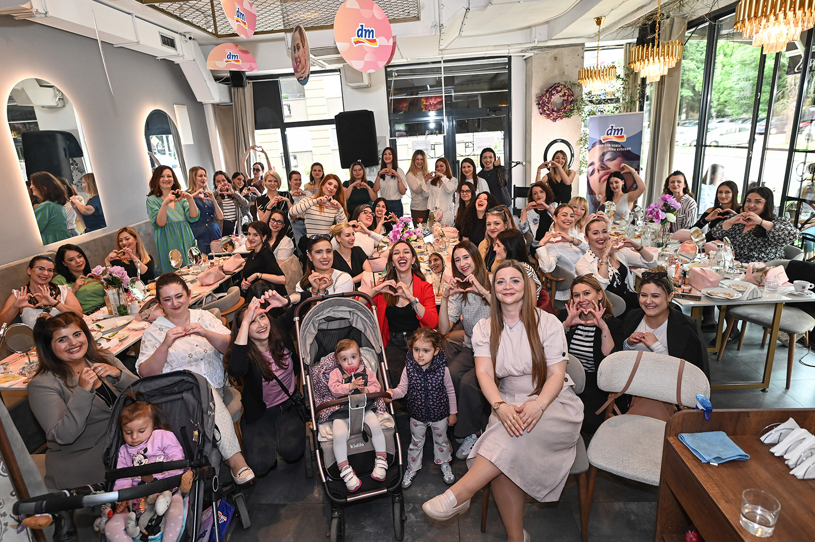 (ФОТО) dm И МАМА КРУГ ПРИРЕДИЈА MAKE-UP & GLOW BRUNCH – Топло женско претпладне со кафе, нега и разговори