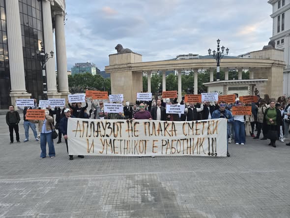 НЕ СЕ МОЛЧИ ПОВЕЌЕ – Протест ја разниша вечерта на отворањето на Мајските оперски вечери