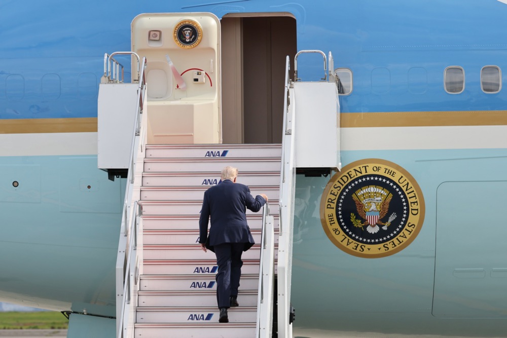 ДРАМА ВО АВИОНОТ – Трамп збесна поради Иран и нападна вербално новинар