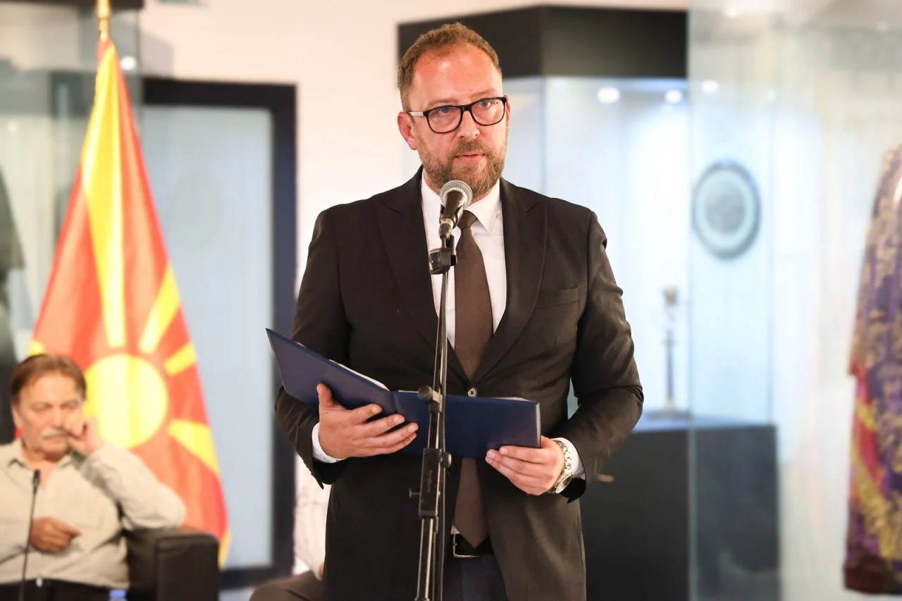 ЉУТКОВ СО ГОЛЕМА ПОРАКА Скопје станува новиот културен центар на Европа ЉУТКОВ СО ГОЛЕМА ПОРАКА Скопје станува новиот културен центар на Европа