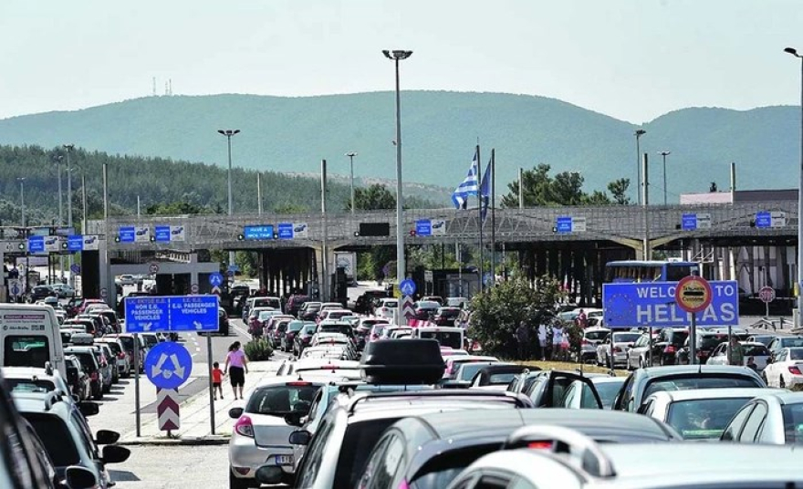 СУВИ ПАТИШТА, НО НОВИ ПРОБЛЕМИ ЗА ВОЗАЧИТЕ Каде се создаваат најголемите гужви СУВИ ПАТИШТА, НО НОВИ ПРОБЛЕМИ ЗА ВОЗАЧИТЕ Каде се создаваат најголемите гужви