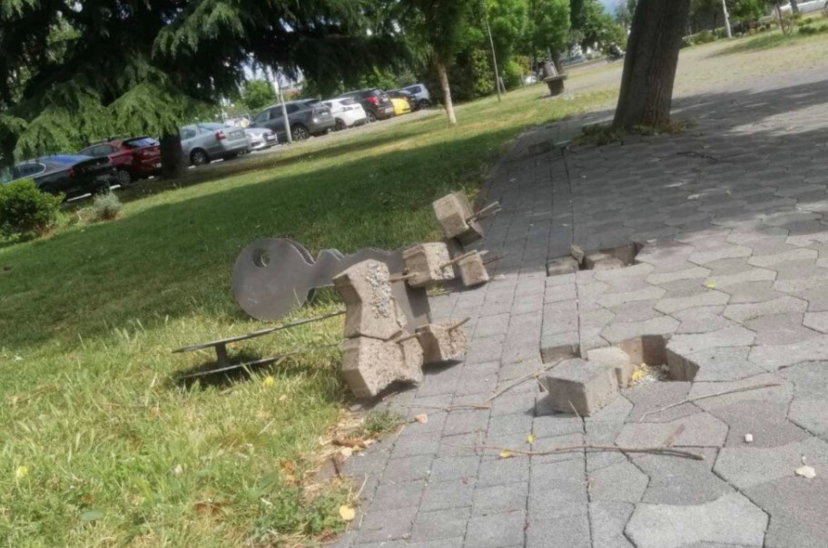 ВАНДАЛИЗАМ ВО КАРПОШ Клупи, канделабри и игралишта на удар ВАНДАЛИЗАМ ВО КАРПОШ Клупи, канделабри и игралишта на удар