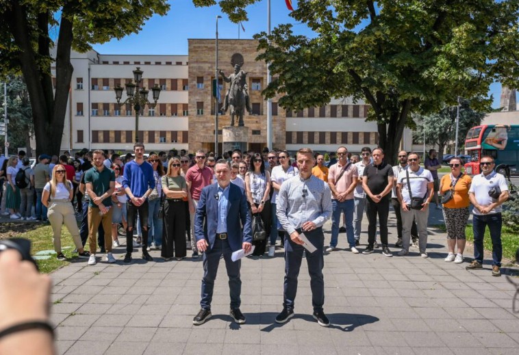 ВРАБОТЕНИТЕ ОД ИНДУСТРИЈАТА ЗА КОЦКАЊЕ НА ПРОТЕСТ Бараме јавна расправа за законот за игри на среќа ВРАБОТЕНИТЕ ОД ИНДУСТРИЈАТА ЗА КОЦКАЊЕ НА ПРОТЕСТ Бараме јавна расправа за законот за игри на среќа