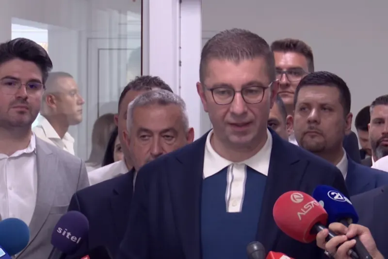 МИЦКОСКИ НАЈАВИ ГОЛЕМИ РАЗГОВОРИ Во петок и сабота се решава иднината на Владата МИЦКОСКИ НАЈАВИ ГОЛЕМИ РАЗГОВОРИ Во петок и сабота се решава иднината на Владата