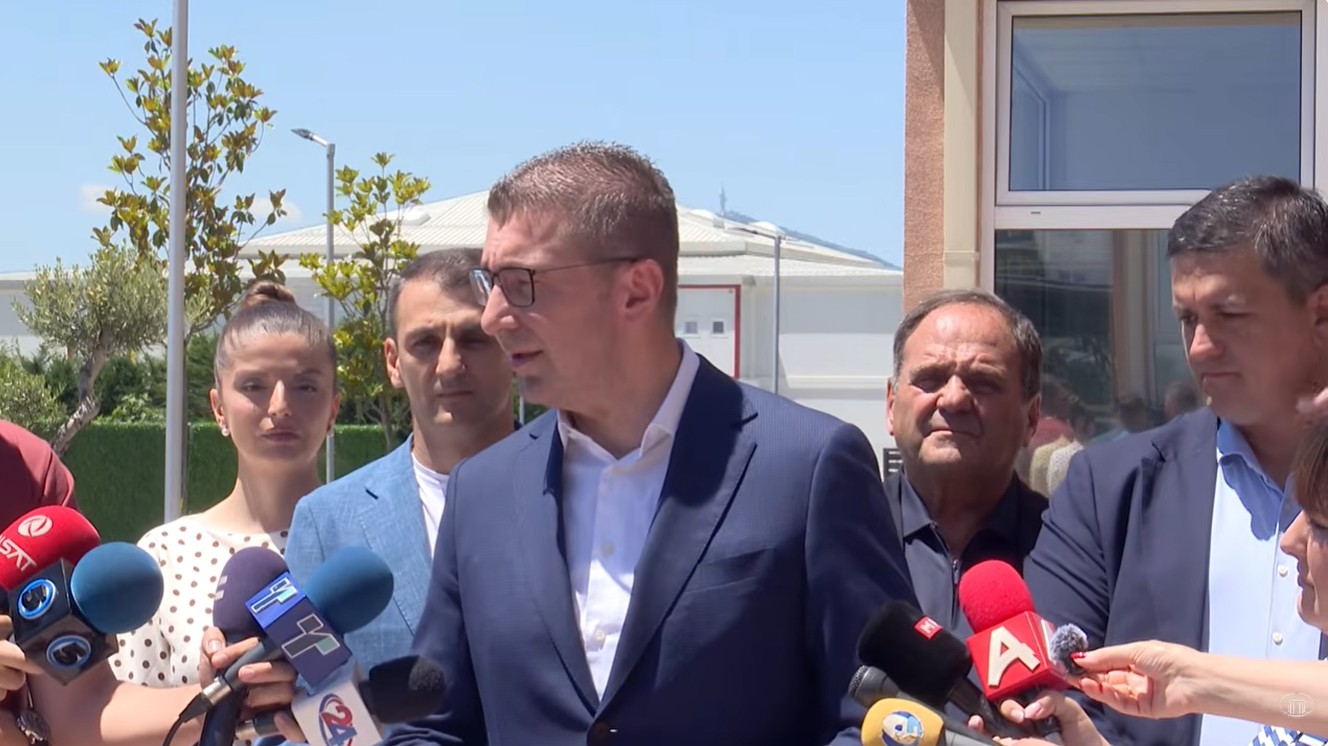 МИЦКОСКИ НАЈАВИ МЕГА ПРОЕКТ Брза пруга што ќе ја „пресече“ Македонија од север до југ МИЦКОСКИ НАЈАВИ МЕГА ПРОЕКТ Брза пруга што ќе ја „пресече“ Македонија од север до југ