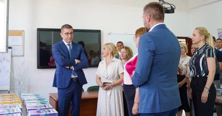 ЖАЛНО Е ШТО СТИГНАВМЕ ДО ТУКА Мицкоски со остра порака за состојбата во образованието