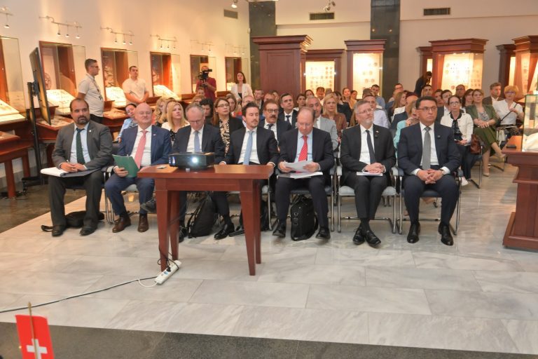ШТО ЈА ЧУВА ВРЕДНОСТА НА ДЕНАРОТ Одговорот стигна од Народната банка