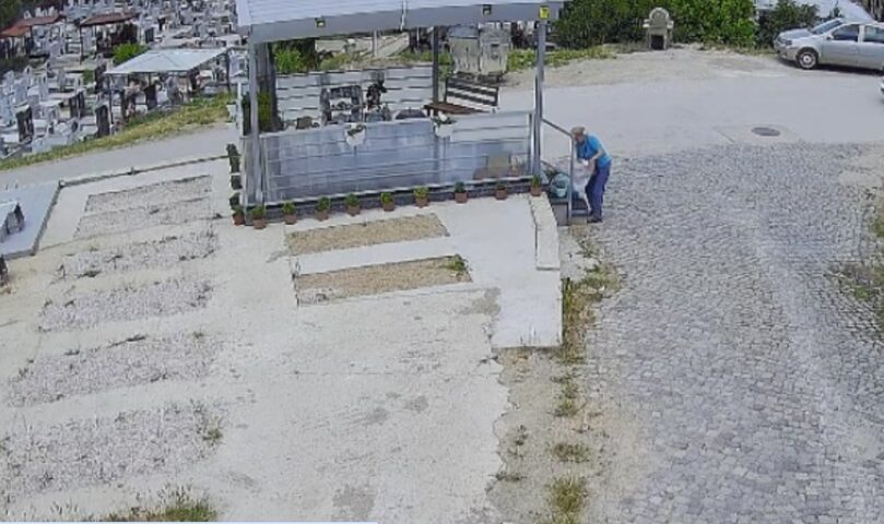 ЕМОЦИОНАЛНА РЕАКЦИЈА Не знам со какво срце луѓето крадат од гроб ЕМОЦИОНАЛНА РЕАКЦИЈА Не знам со какво срце луѓето крадат од гроб