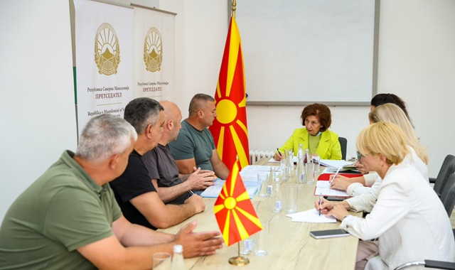 БРАНИТЕЛИТЕ СЕ ПОЖАЛИЈА ДЕКА ЗАКОНОТ ОД 2002 СЕ ИГНОРИРА Сиљановска им даде ветување ќе се заложи за законот БРАНИТЕЛИТЕ СЕ ПОЖАЛИЈА ДЕКА ЗАКОНОТ ОД 2002 СЕ ИГНОРИРА Сиљановска им даде ветување ќе се заложи за законот