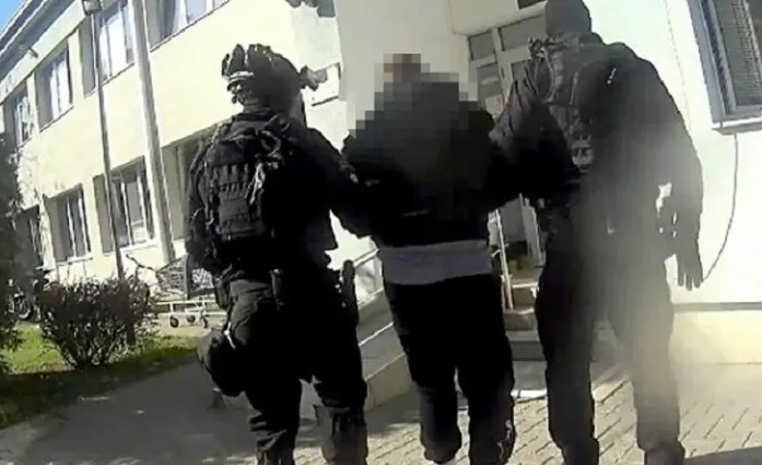 ПАДНАА АПСЕЊА ЗА ТЕНДЕР ВО ЦАРИНА Уапсен поранешен директор на Царина и висок функционер на СДСМ ПАДНАА АПСЕЊА ЗА ТЕНДЕР ВО ЦАРИНА Уапсен поранешен директор на Царина и висок функционер на СДСМ