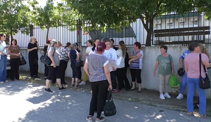 РАБОТЕВМЕ ЗА НИШТО Текстилци од Штип на улица, бараат итна правда РАБОТЕВМЕ ЗА НИШТО Текстилци од Штип на улица, бараат итна правда
