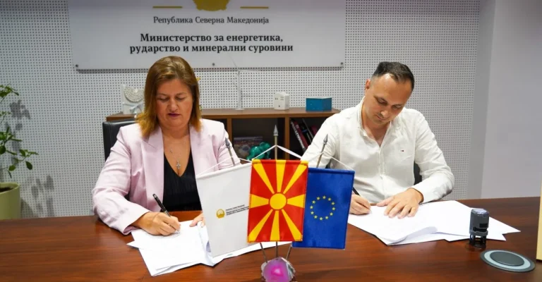 МКЕДОНСКИОТ РУБИН ТРГНУВА ВО СВЕТОТ Се отвора ново поглавје за минералното богатство на Македонија МКЕДОНСКИОТ РУБИН ТРГНУВА ВО СВЕТОТ Се отвора ново поглавје за минералното богатство на Македонија