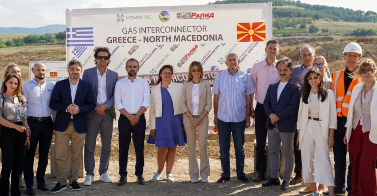 СЕ ЗАБРЗУВА ГАСОВОДОТ КОН ГРЦИЈА Цевки веќе се поставуваат, Македонија добива нов енергетски правец СЕ ЗАБРЗУВА ГАСОВОДОТ КОН ГРЦИЈА Цевки веќе се поставуваат, Македонија добива нов енергетски правец
