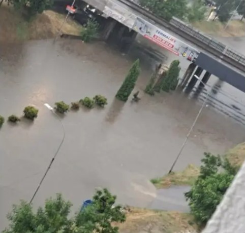 СКОПЈЕ ПОД ВОДА Чамци по булевари, автомобили заглавени во поплавите СКОПЈЕ ПОД ВОДА Чамци по булевари, автомобили заглавени во поплавите