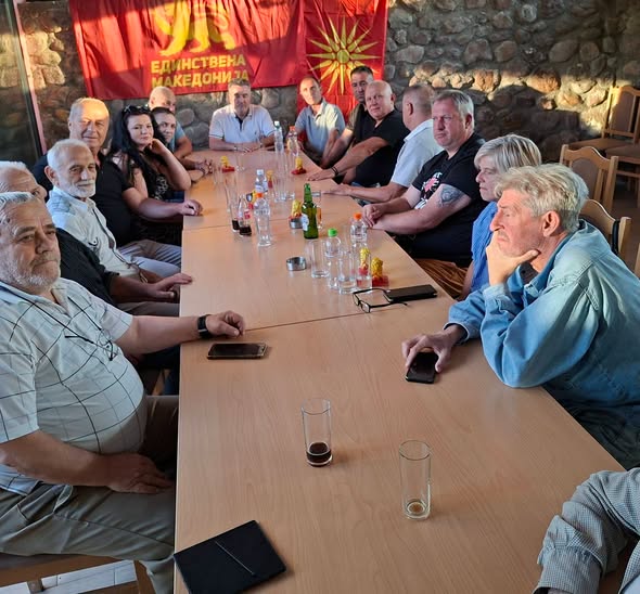 ВНАТРЕПАРТИСКИТЕ ИЗБОРИ ВО ЕДИНСТВЕНА МАКЕДОНИЈА ПРОДОЛЖУВААТ Далибор Богданов избран за претседател на Општинскиот комитет Чешиново Облешево ВНАТРЕПАРТИСКИТЕ ИЗБОРИ ВО ЕДИНСТВЕНА МАКЕДОНИЈА ПРОДОЛЖУВААТ Далибор Богданов избран за претседател на Општинскиот комитет Чешиново Облешево