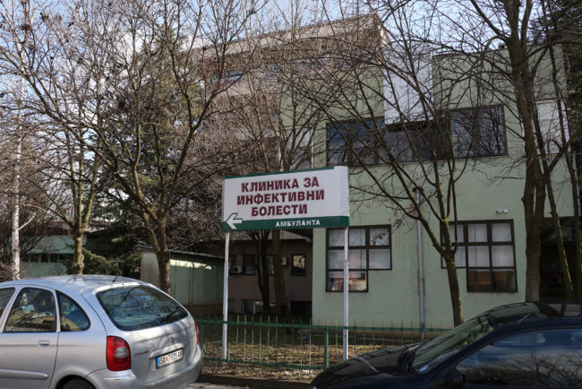 СЕДУМ ЛИЦА СО ЗАПАДНОНИЛСКА ТРЕСКА НА ИНФЕКТИВНА Еден на респиратор