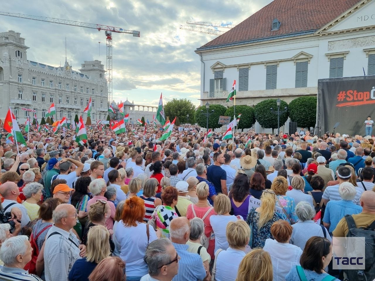 ТЕНЗИЧНО ВО БУДИМПЕШТА Илјадници излегоа против Петер Маѓар, бараат негова оставка ТЕНЗИЧНО ВО БУДИМПЕШТА Илјадници излегоа против Петер Маѓар, бараат негова оставка