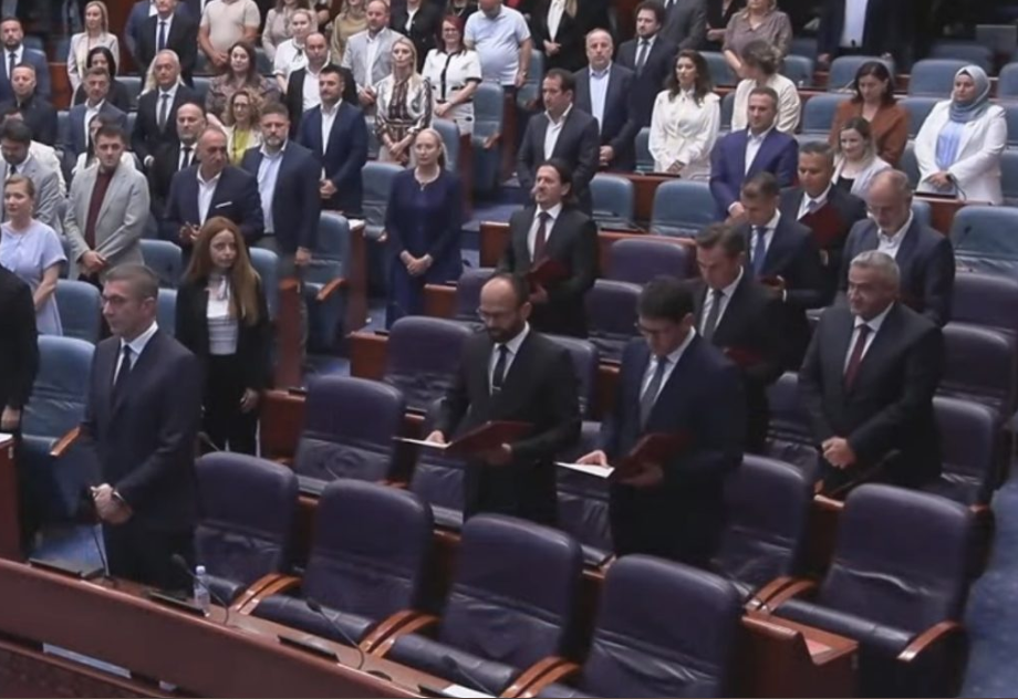 ИЗБРАНИ НОВИТЕ МИНИСТРИ Опозицијата ја напушти седницата, Собранието во хаос