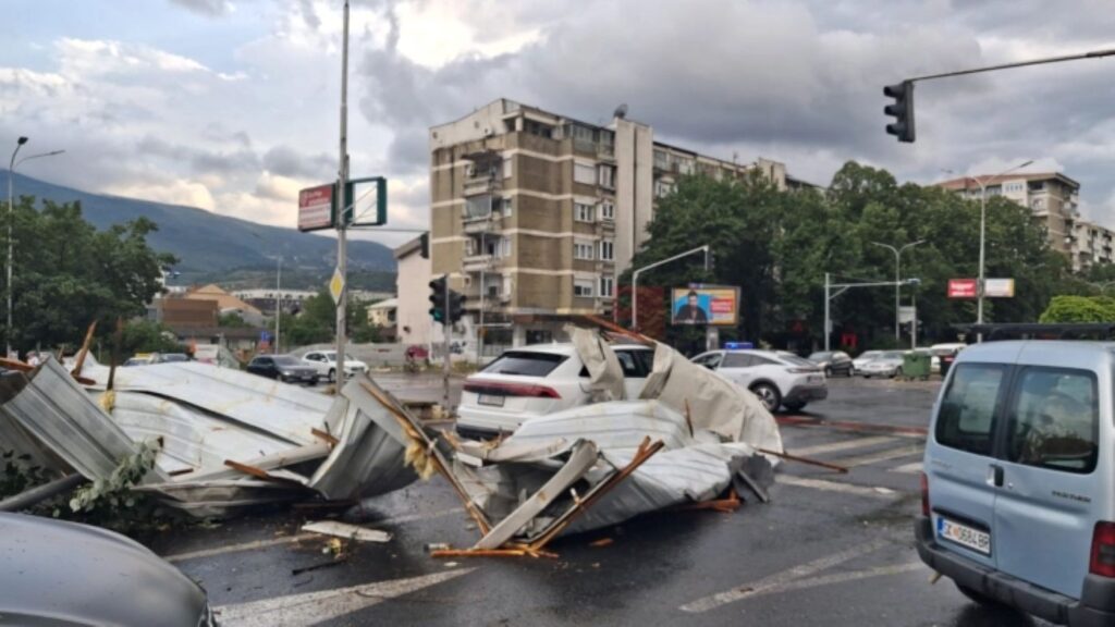 СКОПЈЕ ПО НЕВРЕМЕТО 117 возила оштетени, 189 дрвја паднати, 10 лица повредени – штетите се огромни СКОПЈЕ ПО НЕВРЕМЕТО 117 возила оштетени, 189 дрвја паднати, 10 лица повредени – штетите се огромни
