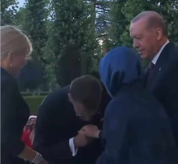(ВИДЕО) КАМЕРИТЕ ФАТИЈА НЕПРИЈАТЕН МОМЕНТ Емине Ердоган ја повлече раката од Макрон, а експерт откри што стои зад потегот (ВИДЕО) КАМЕРИТЕ ФАТИЈА НЕПРИЈАТЕН МОМЕНТ Емине Ердоган ја повлече раката од Макрон, а експерт откри што стои зад потегот