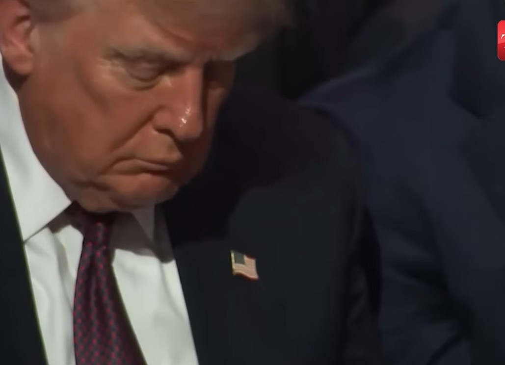 (ВИДЕО) ТРАМП ВО ЦЕНТАРОТ НА ВНИМАНИЕТО Еден момент од погребот на Линдзи Греам предизвика лавина реакции (ВИДЕО) ТРАМП ВО ЦЕНТАРОТ НА ВНИМАНИЕТО Еден момент од погребот на Линдзи Греам предизвика лавина реакции