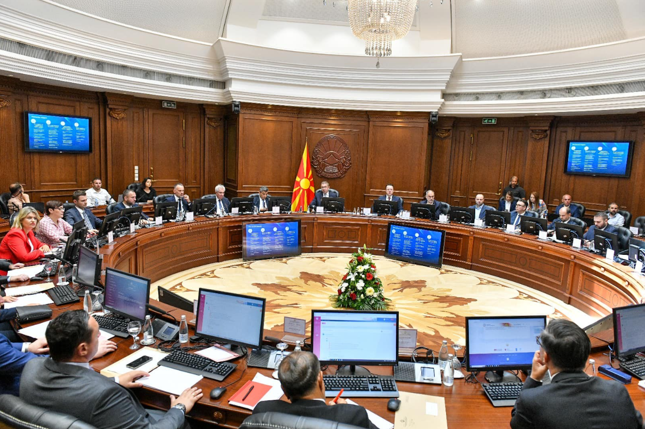 МИЦКОСКИ ЈА ПРОТРЕСЕ ВЛАДАТА Кој доби, а кој изгуби од големата реконструкција МИЦКОСКИ ЈА ПРОТРЕСЕ ВЛАДАТА Кој доби, а кој изгуби од големата реконструкција