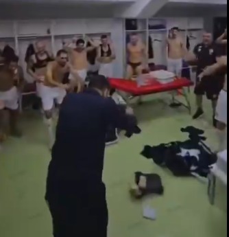 (ВИДЕО) ВРЕЌА ПОЛНА СО ПАРИ ВО СОБЛЕКУВАЛНАТА Претседателот на Динамо ги шокираше фудбалерите, па им вети уште 500.000 евра (ВИДЕО) ВРЕЌА ПОЛНА СО ПАРИ ВО СОБЛЕКУВАЛНАТА Претседателот на Динамо ги шокираше фудбалерите, па им вети уште 500.000 евра