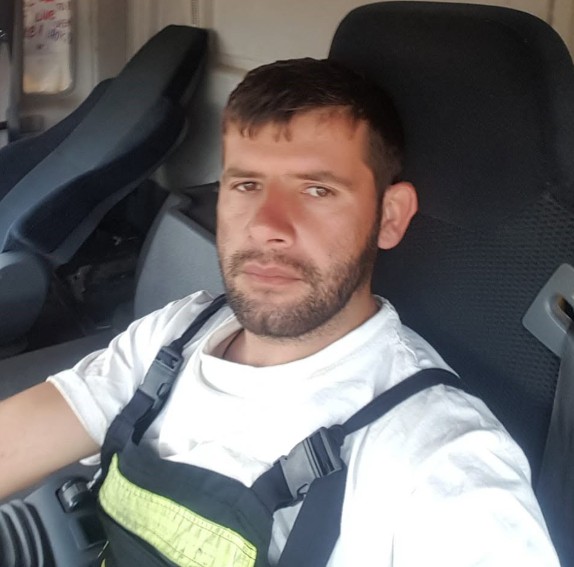 КОГА СИТЕ БЕГААТ ОД ОГНОТ, ТОЈ ВЛЕГОЛ ВО НЕГО Храбриот потег на тракторист од Пелагонија КОГА СИТЕ БЕГААТ ОД ОГНОТ, ТОЈ ВЛЕГОЛ ВО НЕГО Храбриот потег на тракторист од Пелагонија
