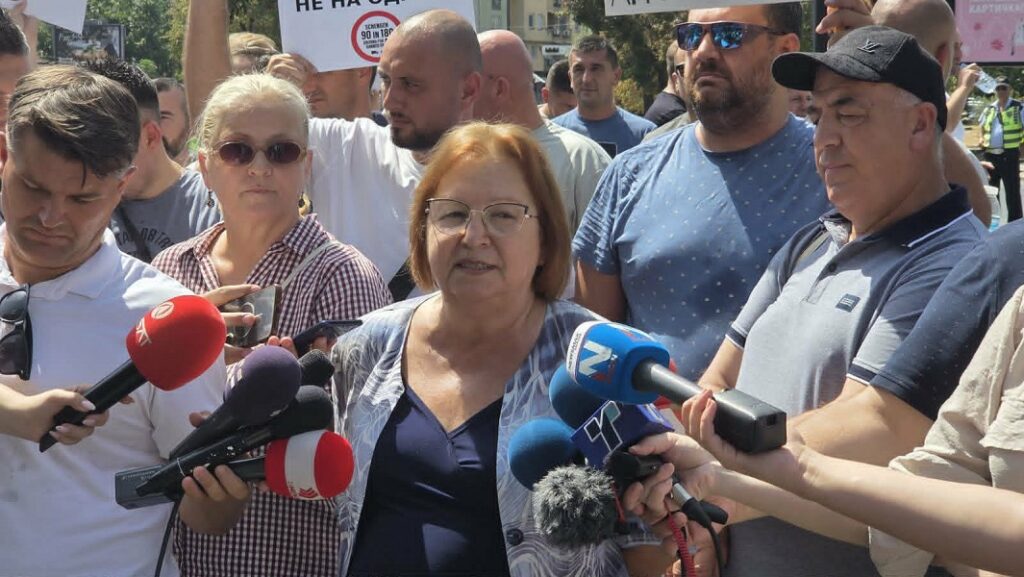 ПОЛОВИНА ОД ВОЗАЧИТЕ НЕ САКААТ ДА ВОЗАТ Камионите пред ЕУ, транспортерите со последно предупредување