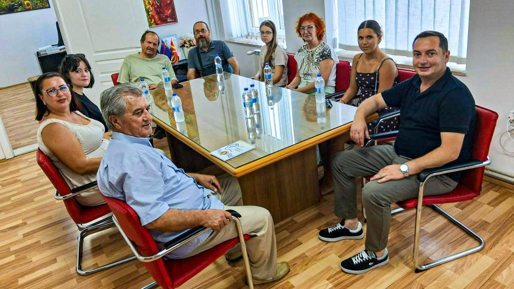 ГОЛЕМО ИЗНЕНАДУВАЊЕ ВО ДЕБРЦА Училиште наскоро ќе го носи името на Ванчо Николески
