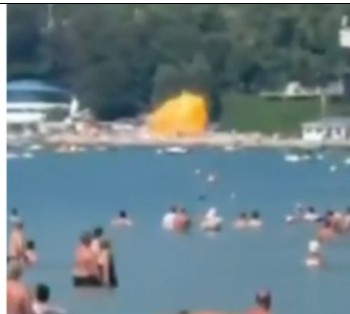 (ВИДЕО) ДРОН ПАДНА НА ПРЕПОЛНА ПЛАЖА Шестмина загинати, меѓу нив и три деца, 40 повредени (ВИДЕО) ДРОН ПАДНА НА ПРЕПОЛНА ПЛАЖА Шестмина загинати, меѓу нив и три деца, 40 повредени
