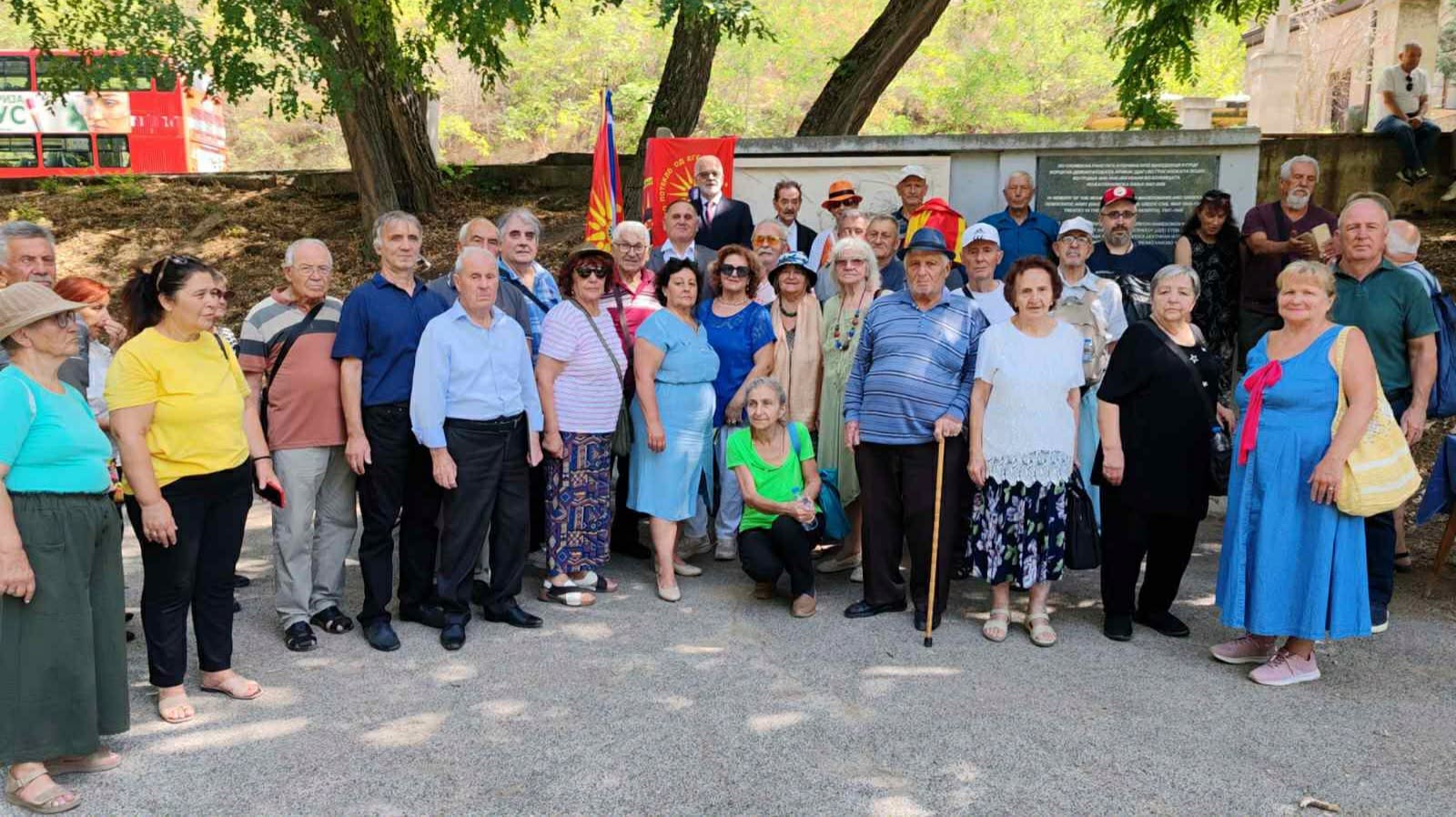 ПРЕД СПОМЕНИКОТ ВО КАТЛАНОВСКА БАЊА Оддадена почит на илјадници борци на ДАГ тајно лекувани во Македонија, многумина никогаш не се вратиле дома ПРЕД СПОМЕНИКОТ ВО КАТЛАНОВСКА БАЊА Оддадена почит на илјадници борци на ДАГ тајно лекувани во Македонија, многумина никогаш не се вратиле дома
