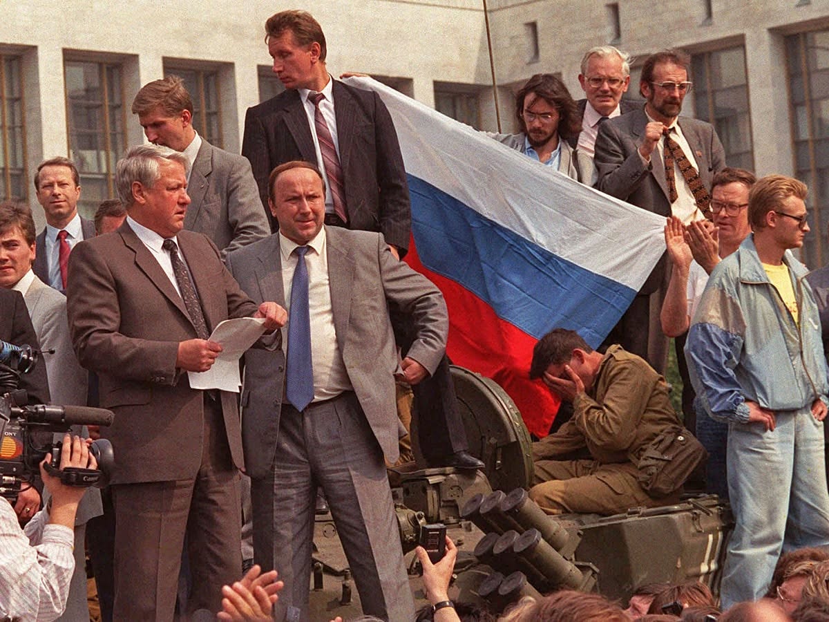 ПУЧ, ТЕНКОВИ И ПАД НА ЕДНА ИМПЕРИЈА 35 години од августовскиот удар ПУЧ, ТЕНКОВИ И ПАД НА ЕДНА ИМПЕРИЈА 35 години од августовскиот удар