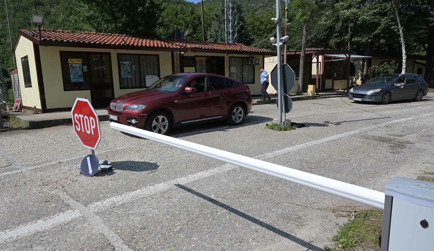 НЕПЛАТЕНИ КАЗНИ НА СЕЈФ СИТИ Возачите почнаа да бараат друг пат кон Србија НЕПЛАТЕНИ КАЗНИ НА СЕЈФ СИТИ Возачите почнаа да бараат друг пат кон Србија