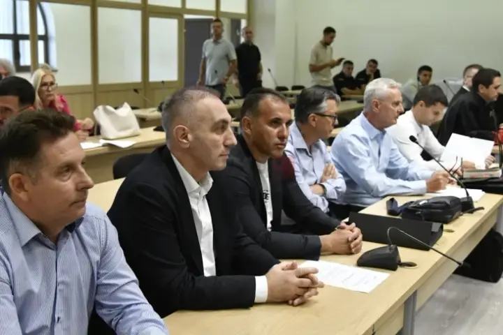 ГРУБИ И ДРУЖИНАТА САМО ШТО СЕДНАА-ВЕДНАШ СИ ЗАМИНАА Се одложи процесот за „Државна лотарија“